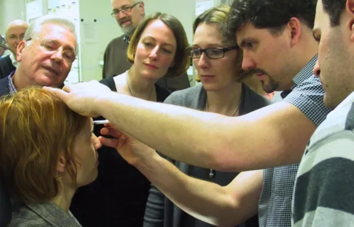 Foto: Dr. Michaela Montanari (3. v.I.) erklärt das Anzeichnen der Injektionspunkte. MLZ