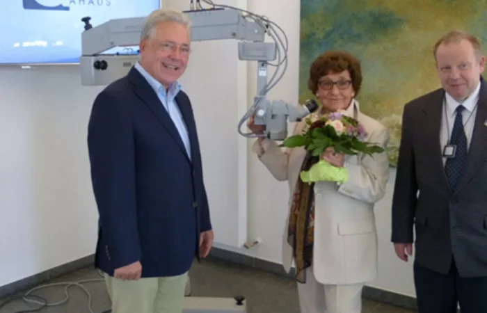 Mikroskop-Spende von Marianne Tschich