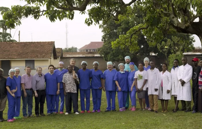 Das deutsche Team zusammen mit den ugandischen Kolleginnen und Kollegen, die ausgebildet werden.