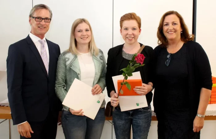 Bei der Bestenehrung (v. l.): Dr. Hans-Peter Peters, Beauftragter der Ärztekammer Westfalen-Lippe für die Ausbildung Medizinischer Fachangestellter, Tanja Wesker, Praxisleiterin, Isabel Gesing aus Graes, Dr. Barbara Blaszkiewicz, stellvertretende Vorsitzende des Arbeitskreises Medizinische Assistenzberufe der Ärztekammer Westfalen Lippe.