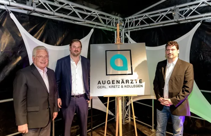 Logoenthüllung (v.links): Dr. med. Ralf Gerl, Dr. med. Florian Kretz, dr. med. (Univ. Bud.) Matthias Gerl