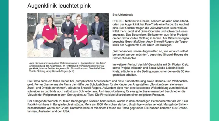 Jana Hermes und Jacqueline Wellmann (vorne v. l.) präsentieren die „faire“ Arbeitskleidung der Augenklinik. Im Hintergrund: Verwaltungsleiter der Augenklinik, Marcus Fedder, Augenarzt Dr. Florian Kretz und Geschäftsführer Visible Clothing, Andy Showell-Rogers (v. l.).
