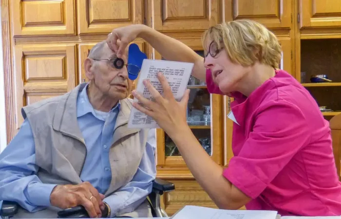 Augencheck im Seniorenheim