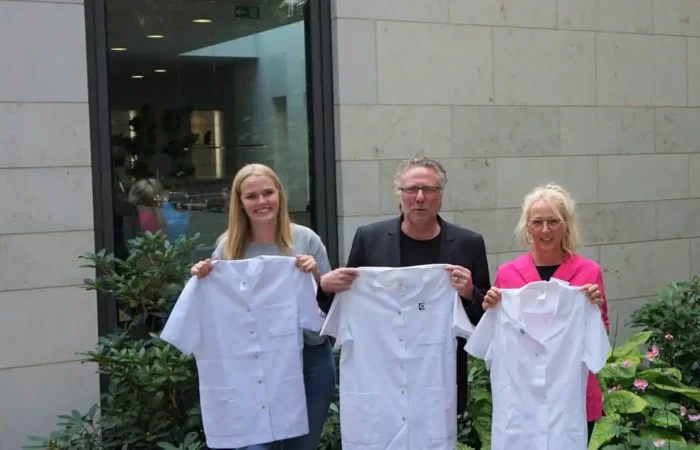 Foto: V. l. n. r.: Melina Rauer (Azubi-Marketing), Ralf Düsemann (1. Vorsitzender Ahauser Nothilfe e.V.), Irmgard Fleer-Thebelt (Medizinische Fachangestellte)