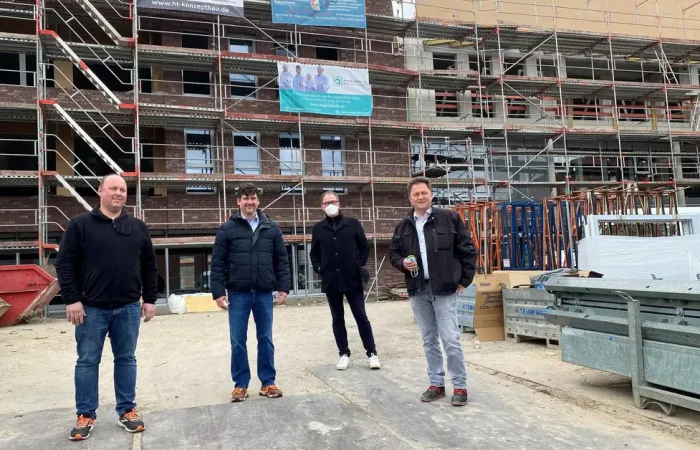 v. l. n. r.: Thomas Rensmann (Haustechniker bei Augenärzte Gerl & Kollegen), dr. med. (Univ. Bud.) Matthias Gerl (Augenarzt und Geschäftsführender Gesellschafter), Architekt Johannes Evers und Bauleiter Jochen Wullers (H&T Konzeptbau). © Augenärzte Gerl & Kollegen