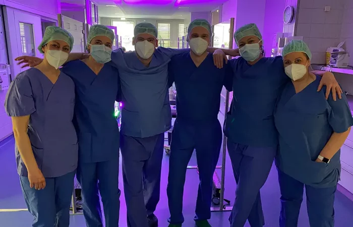 © Augenärzte Gerl & Kollegen v. l. n. r.: Dr. med. Maria Rose (Augenärztin), Astrid Bütterhoff (Anästhesie), dr. med. (Univ. Bud.) Matthias Gerl (Augenarzt), Dr. med. Matthias Schmidt (Augenarzt), Gudrun Vennes (Anästhesie), Melanie Hartog (Medizinische Fachangestellte)