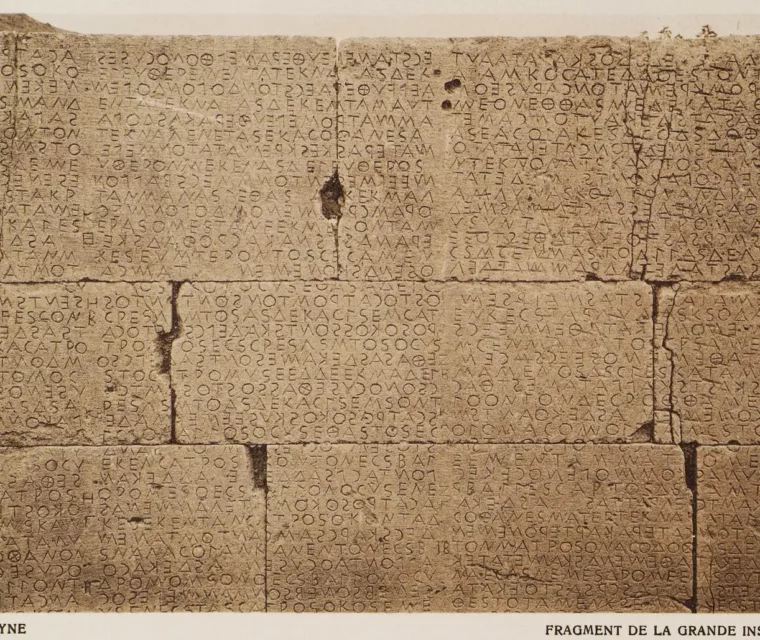 Fragment der Inschrift des Stadtrechts von Gortyn aus dem 5. Jahrhundert vor Christus. Fotografie von Frédéric Boissonnas, 1919.