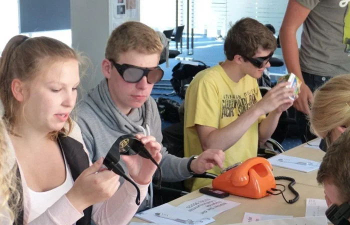 Der Biologie Leistungskurs der Canisiusschule probiert Simulationsbrillen aus.