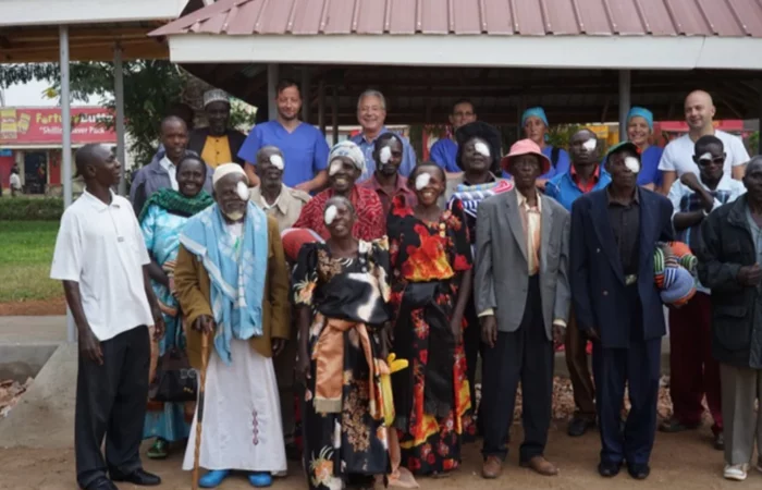 Ugana-Team mit erfolgreich operierten Patienten vom Vortag.
