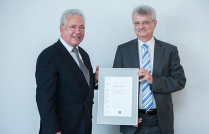 Geschäftsführer Karlheinz Strauß und Dr. Ralf Gerl bei der offiziellen Übergabe des Titels: ZEISS Referenzzentrum
