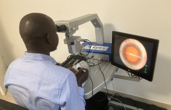 Dr Onen Simulationsuebung - Dr. Onens erste Woche | Operationssimulator Eyesi® - Augenärzte Gerl & Kollegen