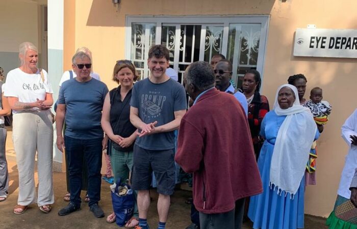 Begruessung Uganda e1716369242361 - Uganda Eye-Camp 3.0 | wieder unterwegs - Augenärzte Gerl & Kollegen